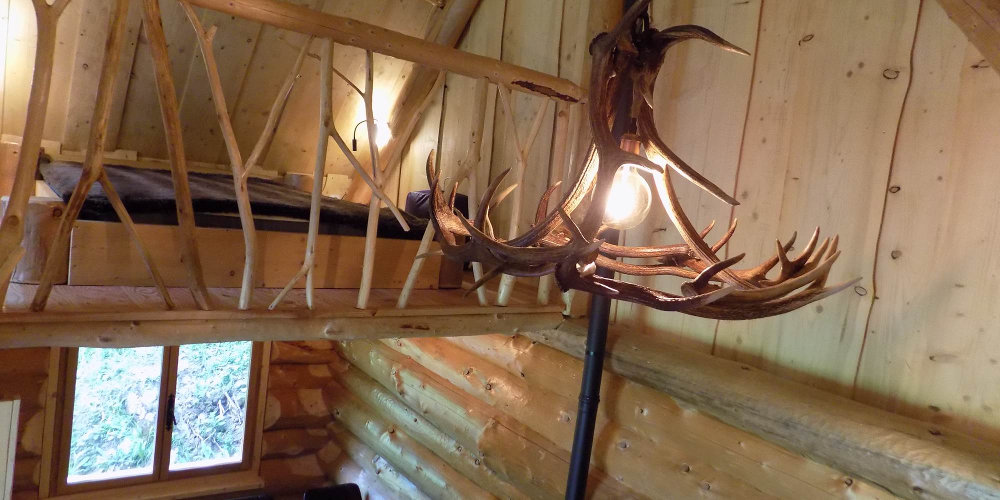 Lustre en bois de cerf